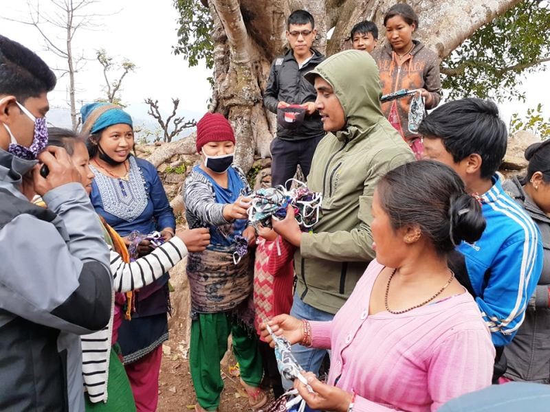 बुवाको पूण्यतिथीमा गाउँभरी मास्क वितरण