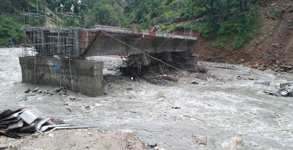 बनिरहेको पुलका सामग्री बाढीले बगायो