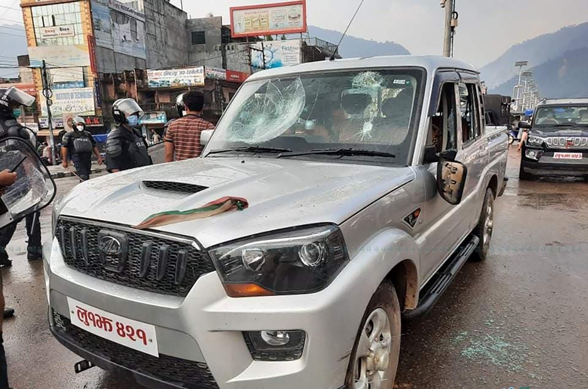 दाङ राजधानी बनाउने घोषणासँगै बुटवलमा प्रदर्शन, सरकारी गाडी तोडफोड