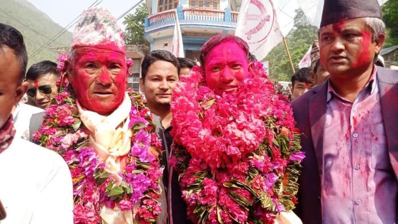 बुवाको हारलाई छोराले बिर्साइदिए