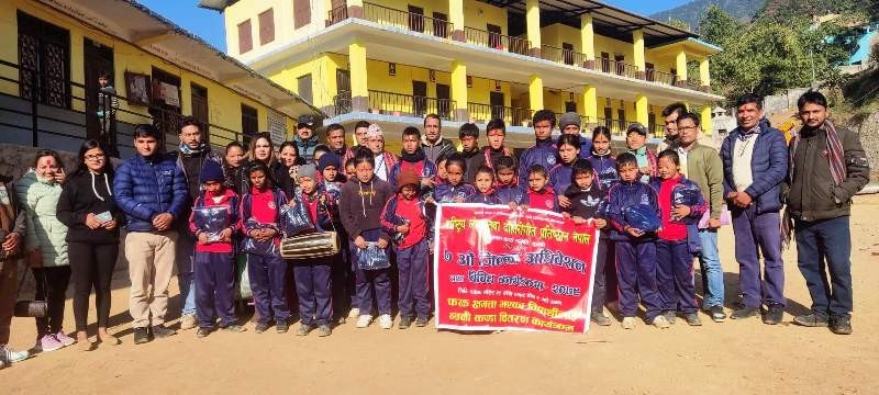 लोक दोहोरी प्रतिष्ठानद्धारा विद्यार्थीलाई न्यानो कपडा