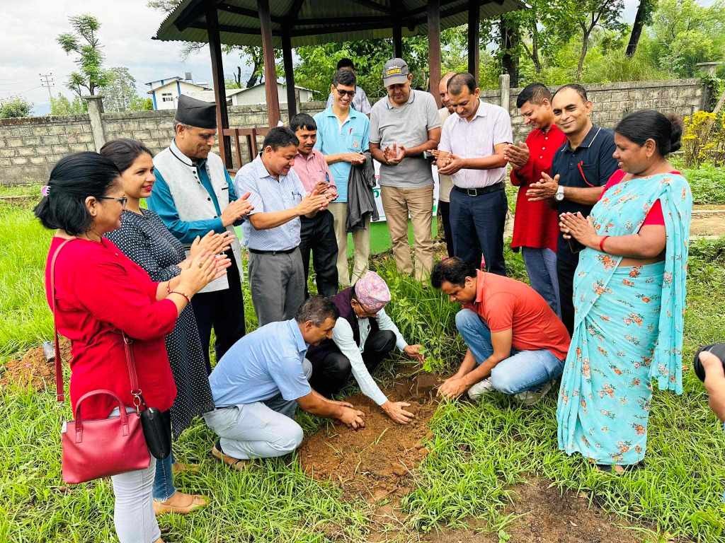 मदन भण्डारीको जन्मजयन्तीमा चौतारी रुपन्देहीद्धारा वृक्षारोपण