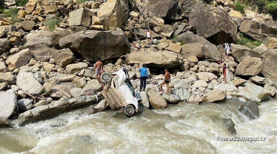 तिनाउँ खोलामा कार खस्दा १ जना गम्भीर घाइते