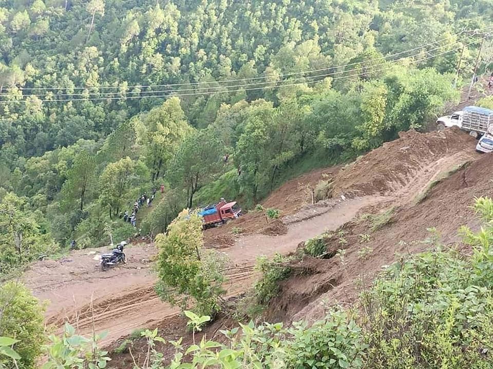 बुटवलबाट गुल्मी तर्फ  जाँदै गरेका ४ सवारी साधन पहिरोमा पुरिए !!