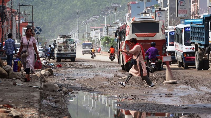 ठेकेदारको लापरवाहीले सडक नबन्दा कुरुप बन्यो बुटवल