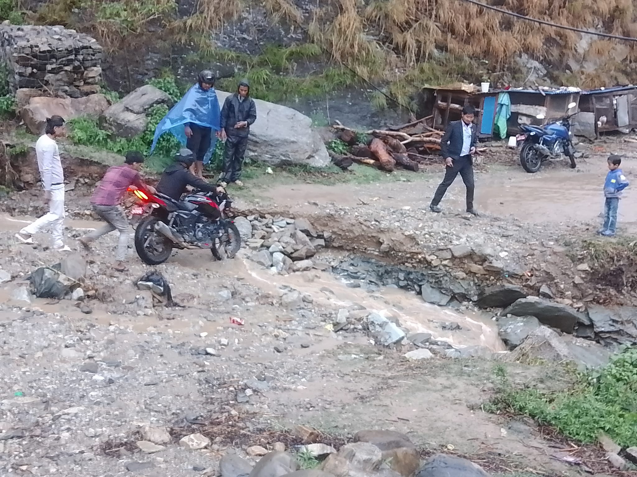 प्यूठानको नौवहिनीमा भारी बर्षा, बाग्दुला–बाहाने सडक अवरुद्ध