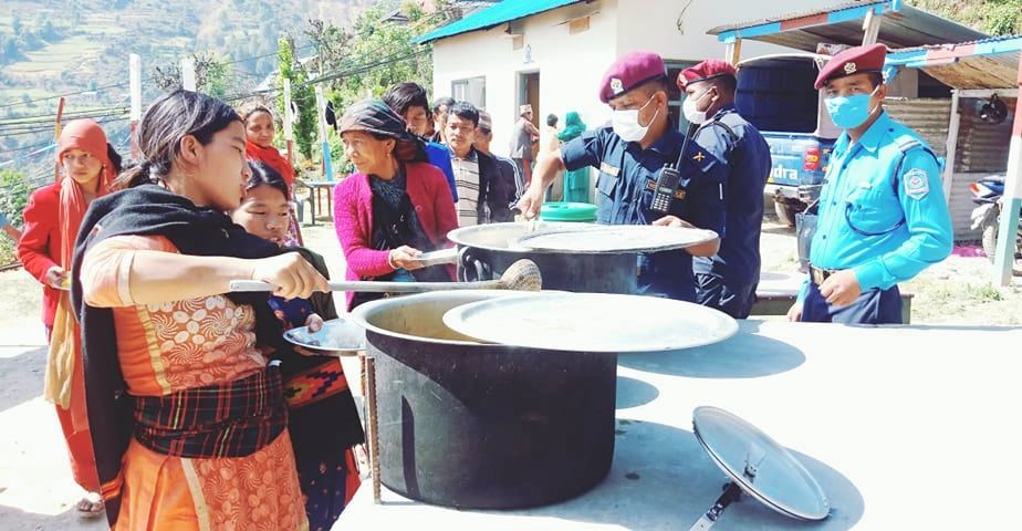 चार दिनदेखि भोकै मजदुरहरुलाई प्रहरीको निःशुल्क खाना