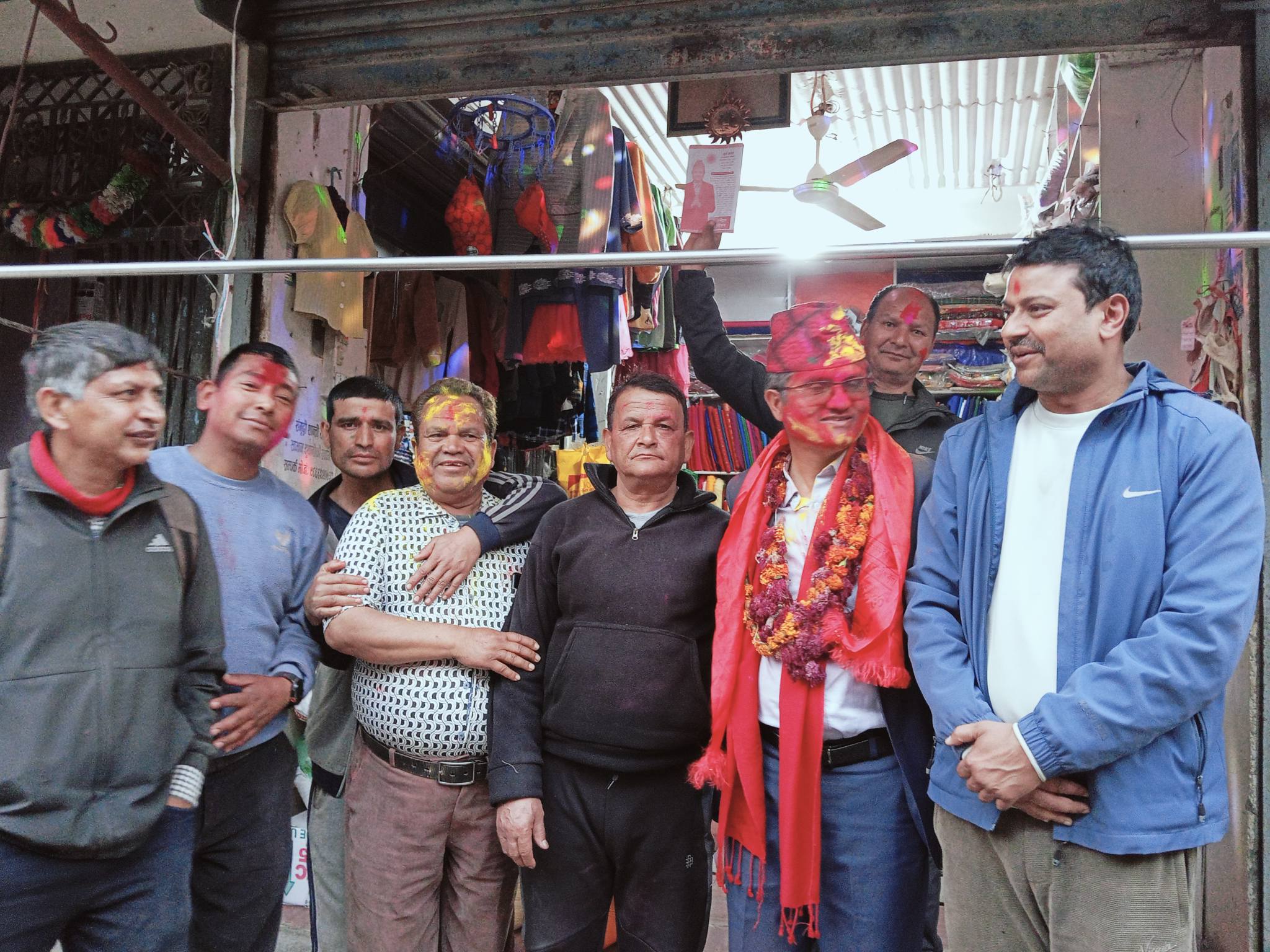 बाग्दुलामा बाजागाजा सहित सूर्य थापाको घरदैलो