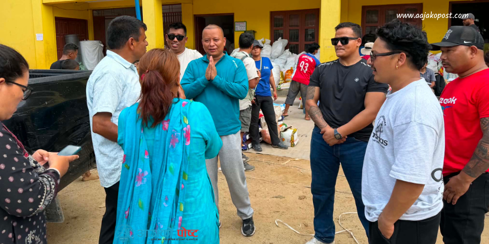 युवा नेता श्रीधरको अगुवाईमा रसुवामै पुगेर राहत हस्तान्तरण