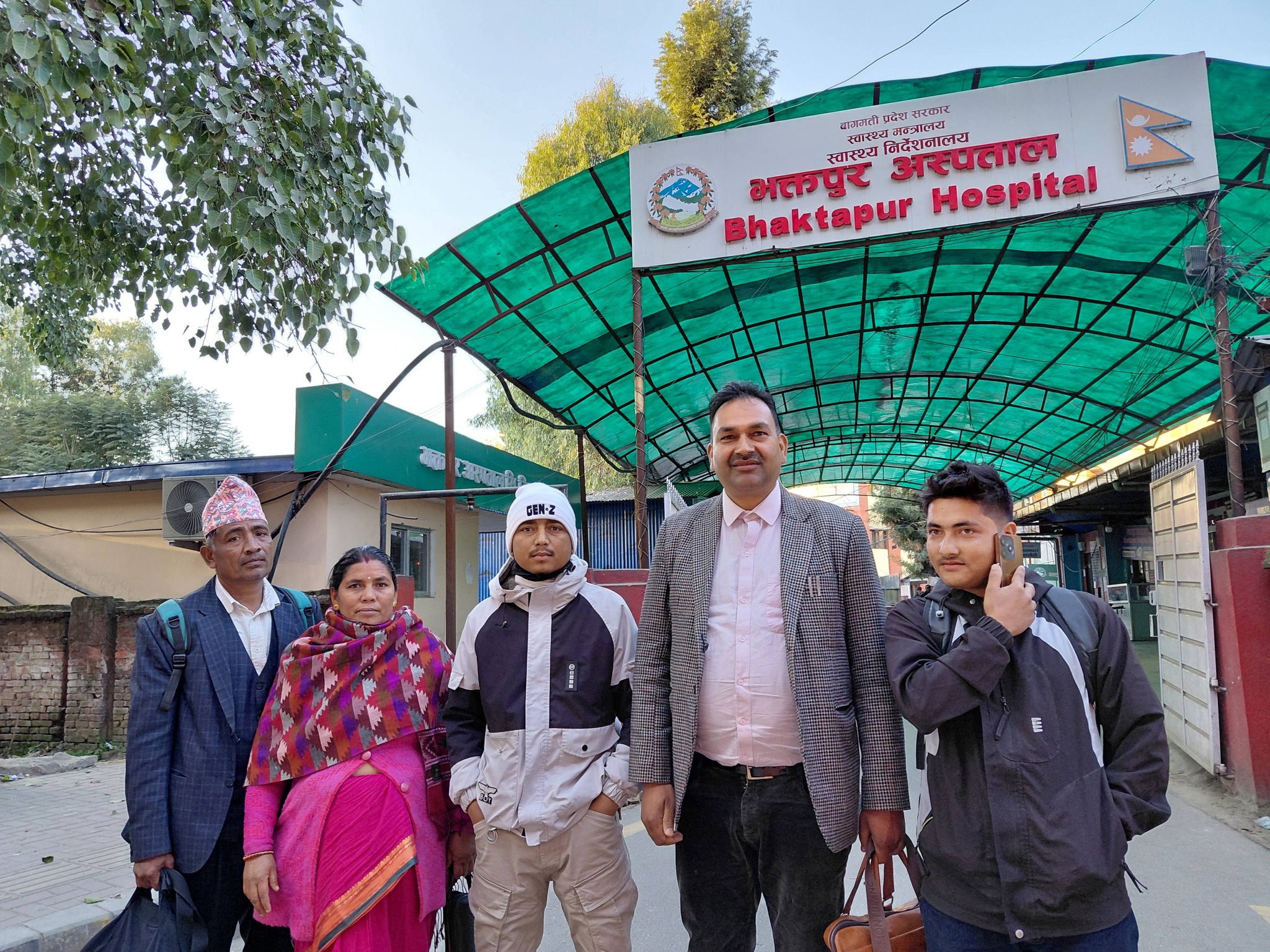 सन्तोष विकको परिवारसित अस्पताल परिसरमा । 