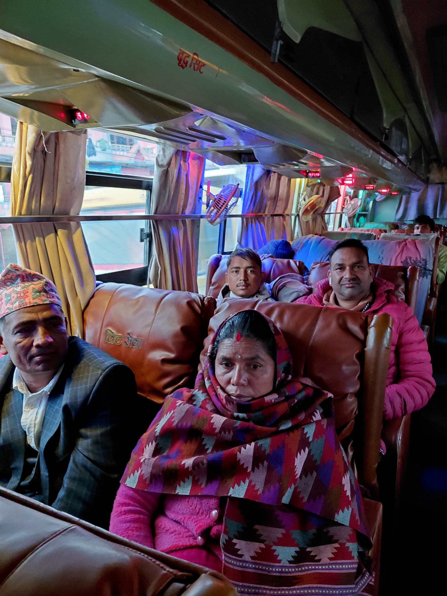 सन्तोष विकलाई उपचार गराउन रात्री बसमा प्यूठानबाट संघीय राजधानी जाँदै गाउँपालिका उपाध्यक्ष प्रमोद पोख्रेल । 